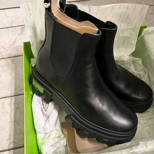 Sam Edelman Daelyn chunky sole short boot New in box